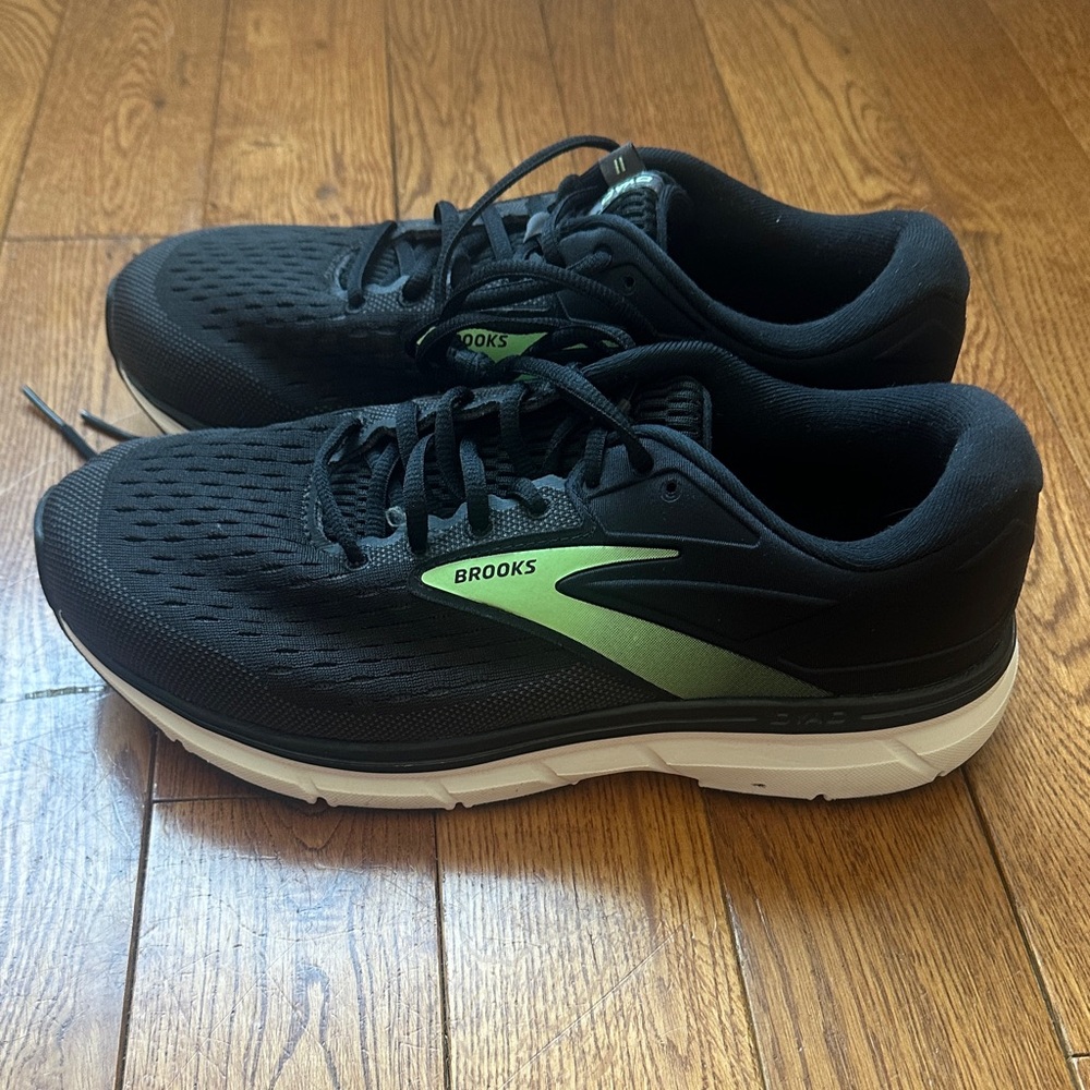 Brooks DYAD 11 Men's Black and Lime Athletic Shoes